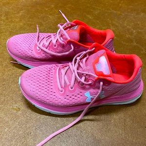 Under Armour womens 7.5 sneakers